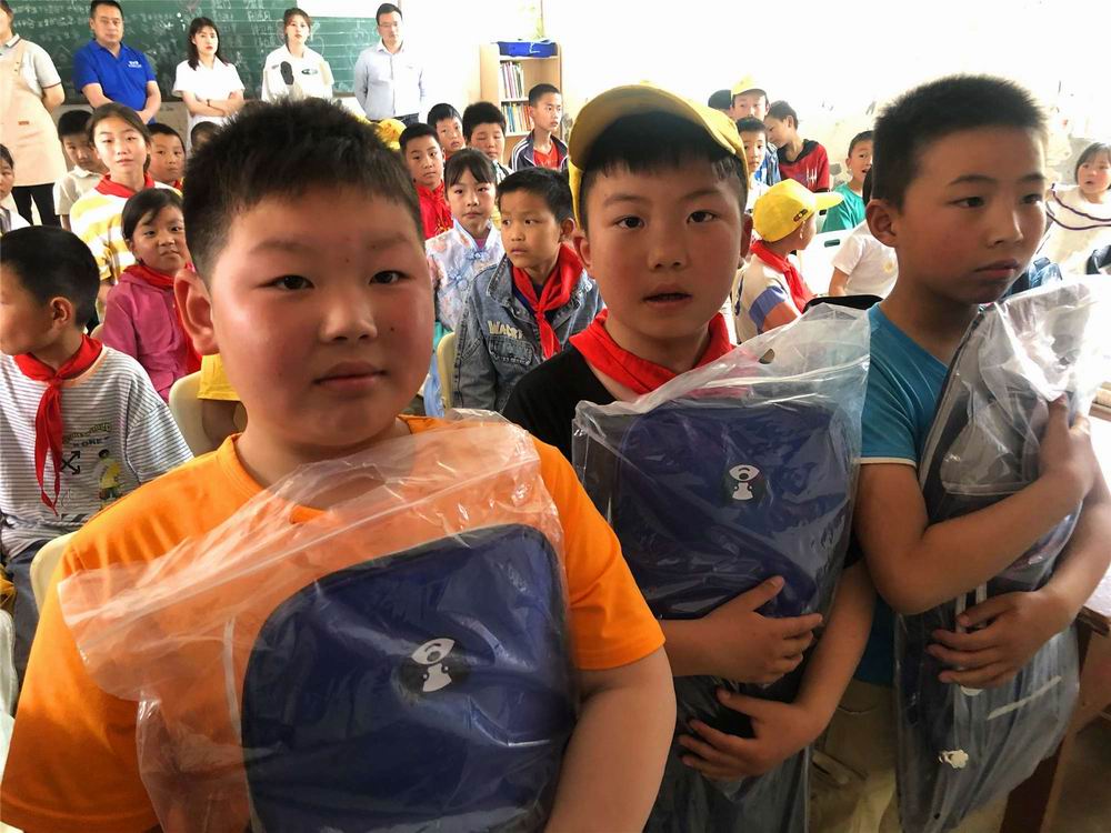 “溫暖童心快樂(lè)六一” 河南永和建設(shè)集團(tuán)前往查山鄉(xiāng)小學(xué)開(kāi)展慰問(wèn)活動(dòng)