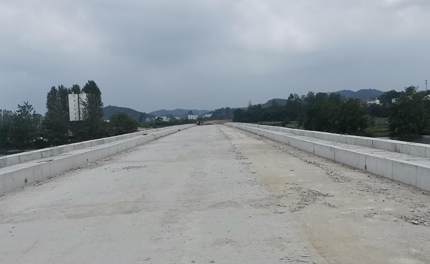 迎難而上??⒐?鼓足干勁再出發(fā)——集團(tuán)董事長孔德穩(wěn)對河川西橋工程進(jìn)行檢查指導(dǎo)