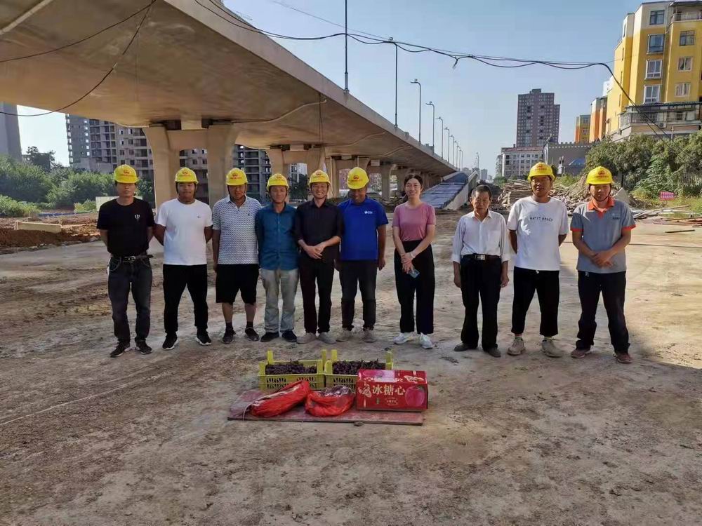 心系員工 情暖一線|永和建設(shè)集團(tuán)領(lǐng)導(dǎo)班子中秋節(jié)走訪慰問(wèn)一線員工