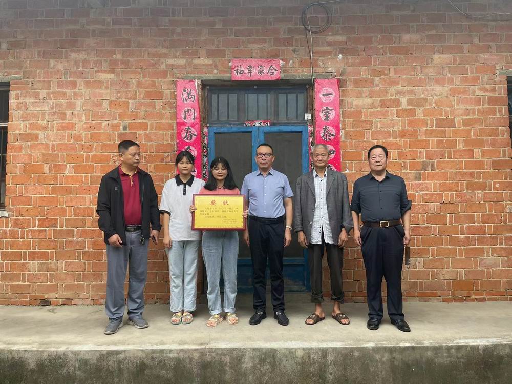 精準(zhǔn)幫扶送溫暖，資助育人暖人心--永和集團(tuán)董事長(zhǎng)走訪慰問貧困大學(xué)生