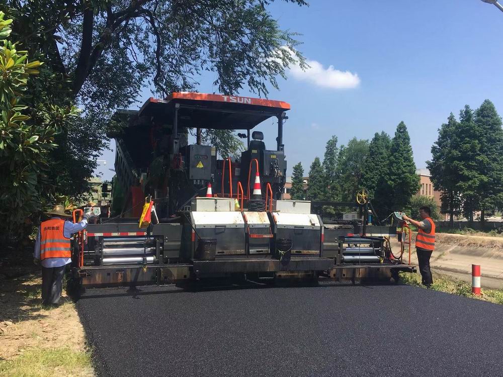 頂烈日踏高溫丨永和建設(shè)集團全力推進(jìn)平礦路項目升級改造