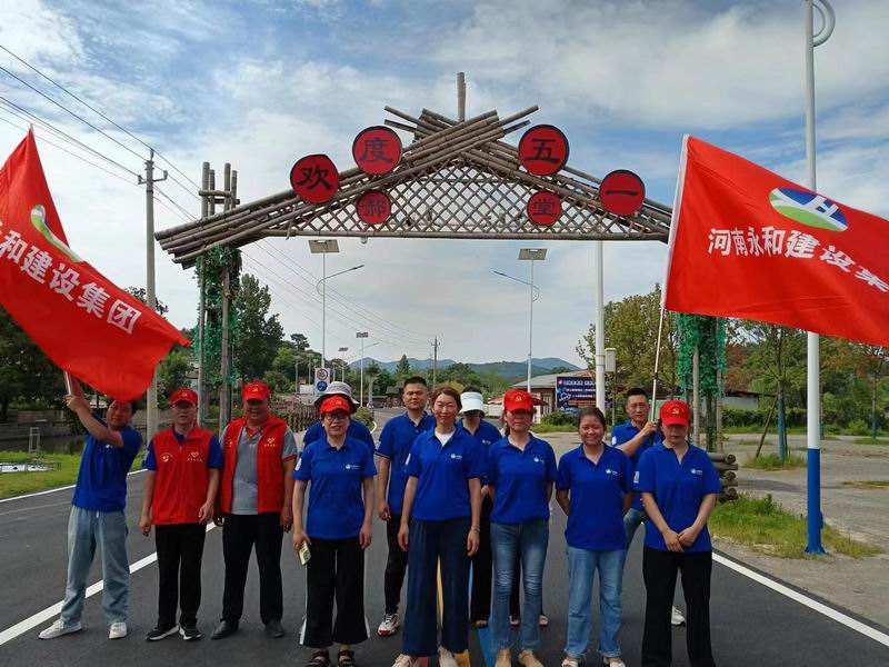 向一線(xiàn)員工致敬丨集團(tuán)公司組織開(kāi)展學(xué)雷鋒勞動(dòng)體驗(yàn)活動(dòng)